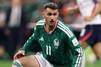 Santiago Giménez sufre esguince de segundo grado y estará dos meses fuera