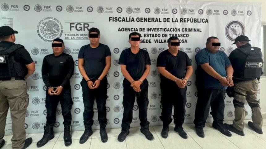 seis policias de tabasco enfrentan acusaciones por secuestro y extorsion Seis policías de Tabasco enfrentan acusaciones por secuestro y extorsión.