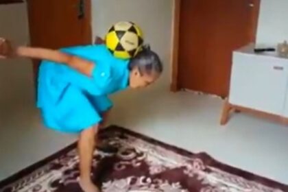 senora se vuelve viral dominando el balon en divertido video Señora se vuelve viral dominando el balón en divertido video
