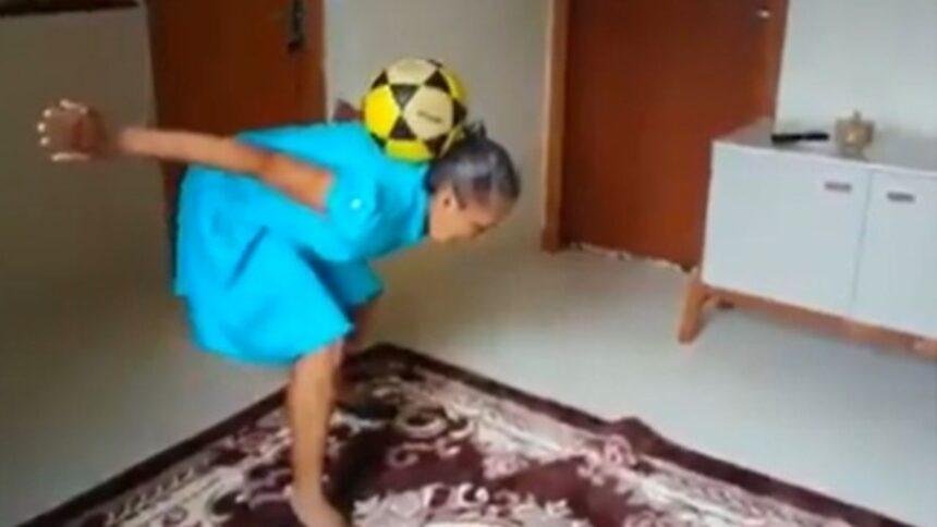 Señora se vuelve viral dominando el balón en divertido video