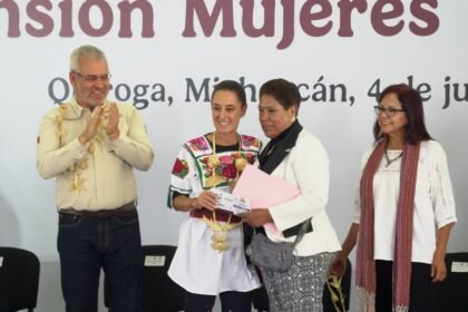 sheinbaum entrega pension mujeres bienestar en quiroga Sheinbaum entrega Pensión Mujeres Bienestar en Quiroga