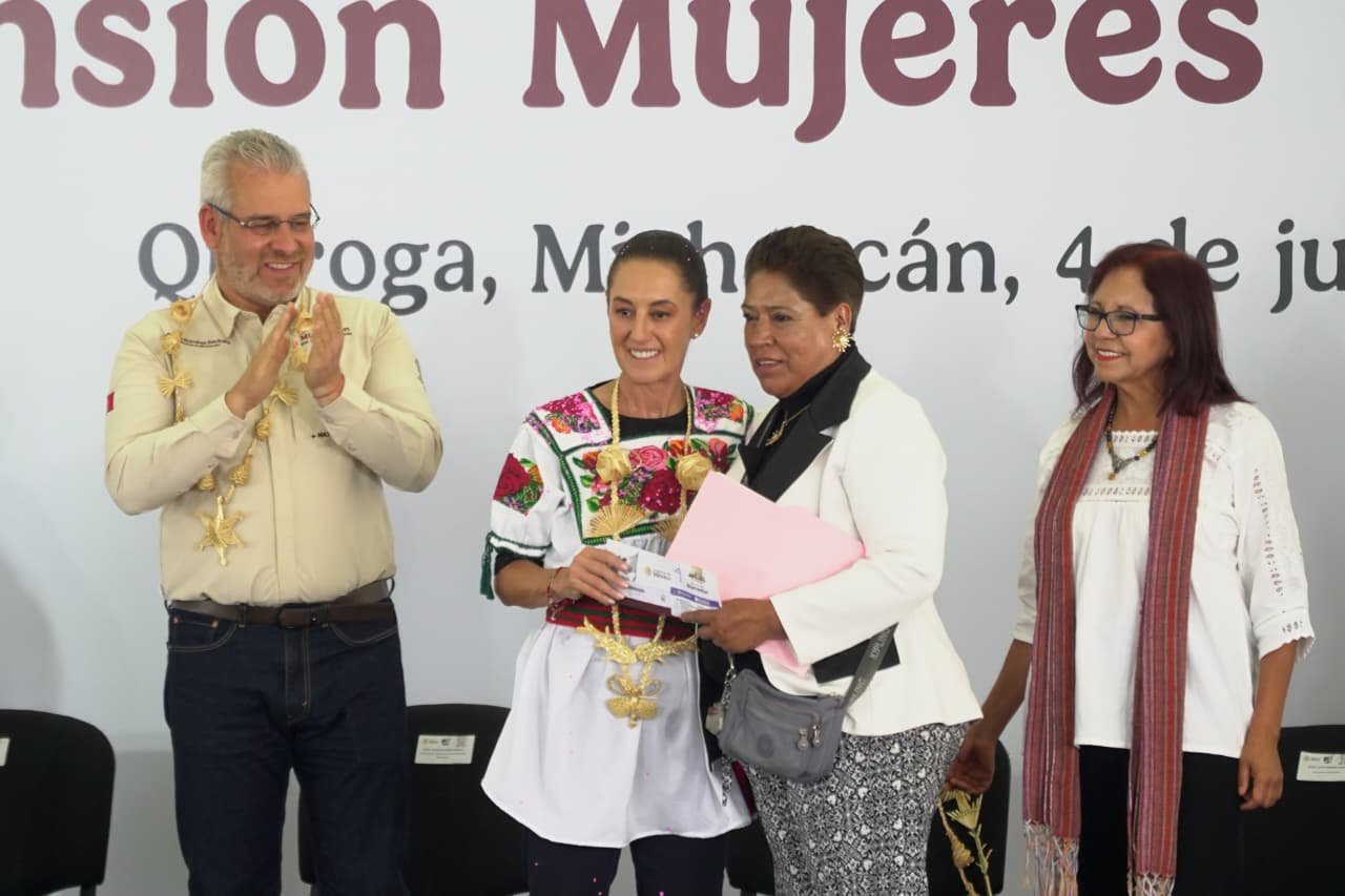 Sheinbaum entrega Pensión Mujeres Bienestar en Quiroga