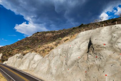 SOP refuerza seguridad vial en carretera Silao – San Felipe mediante estabilización de taludes.