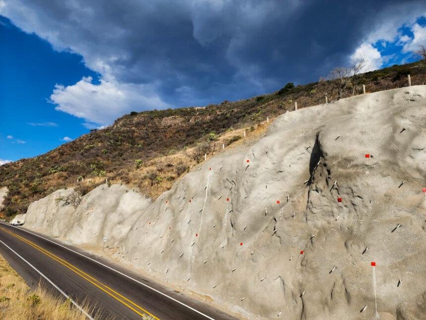 SOP refuerza seguridad vial en carretera Silao – San Felipe mediante estabilización de taludes.