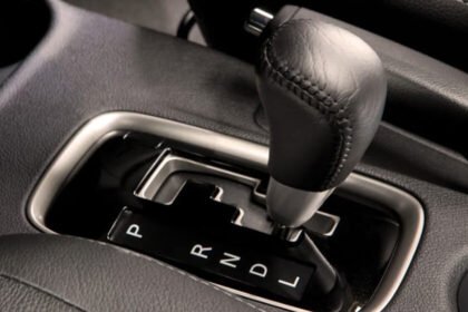 Técnicas para evitar sobrecalentamiento de frenos en vehículos automáticos en carretera.
