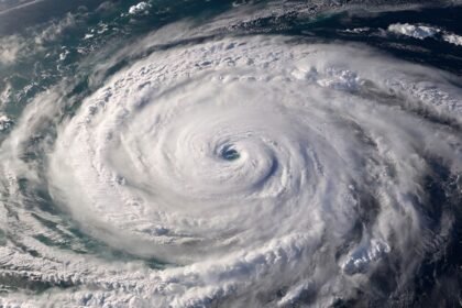 Tifón "Bavi" provoca cancelaciones de vuelos en Japón por vientos intensos.