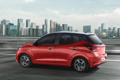 Vehículo compacto con motor eficiente y 7 años de garantía en México, competitivo con Aveo y March