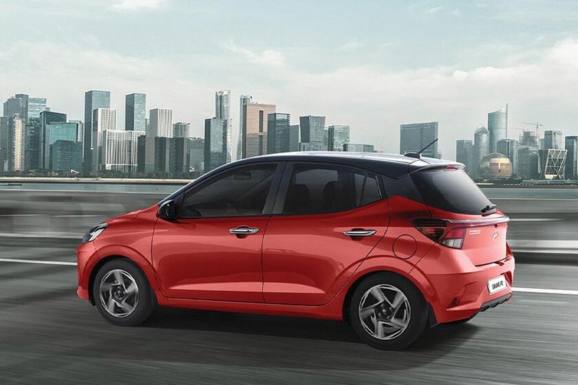 Vehículo compacto con motor eficiente y 7 años de garantía en México, competitivo con Aveo y March