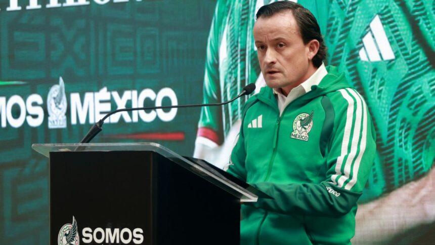 Aficionado interpela a Mikel Arriola sobre el regreso del ascenso