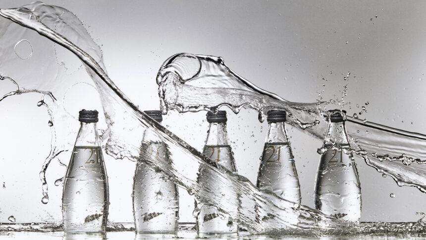 Agua alcalina: qué aporta, cómo hidrata y qué dice la evidencia
