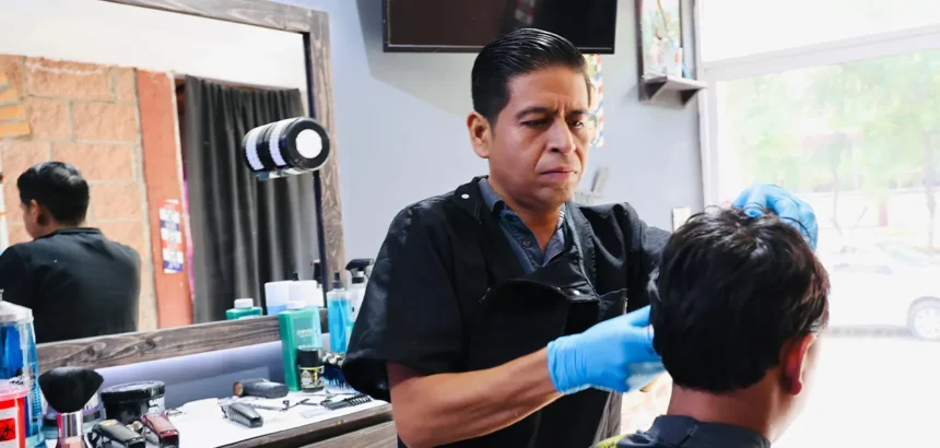 Aguascalientes: Pedro Lucero, de Estudiante a Propietario de Barbería