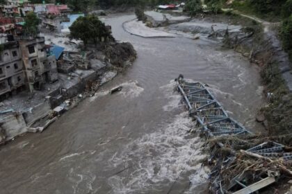 Alertan por nuevo lago desbordable entre China y Nepal; casi 600 muertos