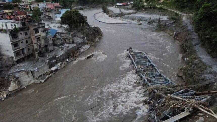 Alertan por nuevo lago desbordable entre China y Nepal; casi 600 muertos