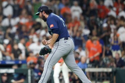 Andrés Muñoz, cuarto pitcher de los Marineros de Seattle con 100 salvamentos