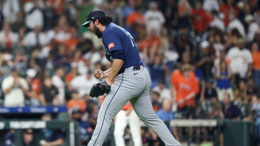 Andrés Muñoz, cuarto pitcher de los Marineros de Seattle con 100 salvamentos