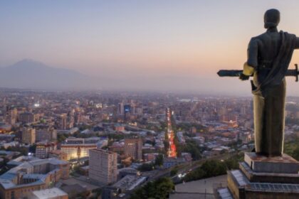 Armenia: detienen a un expresidente y su hijo por investigación de corrupción