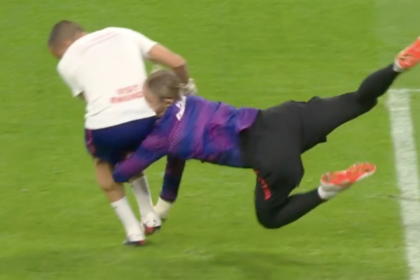 Arquero del PSG choca con auxiliar, brilla y empatan al último minuto