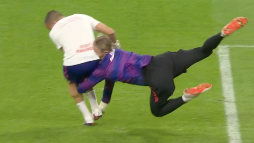 Arquero del PSG choca con auxiliar, brilla y empatan al último minuto