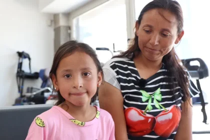 Asientos entrega nueva prótesis a María Guadalupe