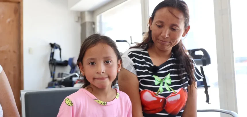 Asientos entrega nueva prótesis a María Guadalupe