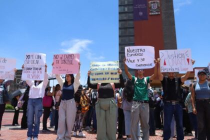 Aspirantes seleccionados protestan en la UNAM por examen de control