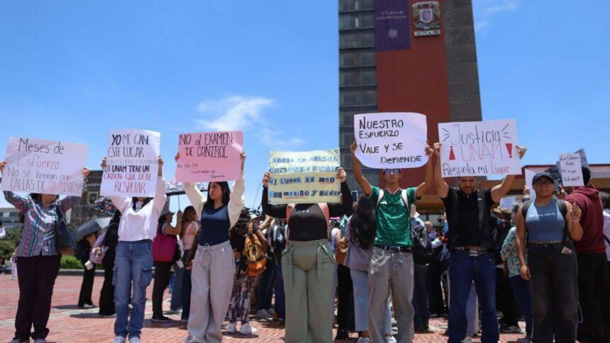 Aspirantes seleccionados protestan en la UNAM por examen de control