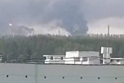 Ataque con drones de Ucrania en refinería rusa causa 13 muertos, incluido un menor