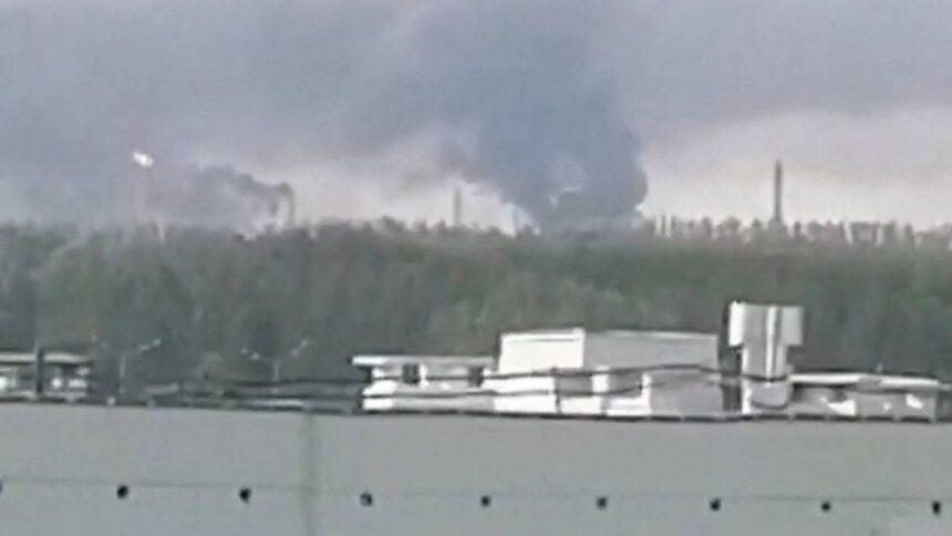 Ataque con drones de Ucrania en refinería rusa causa 13 muertos, incluido un menor