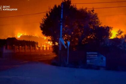 Ataque ruso cerca de Kyiv deja 37 muertos y fuego alcanza viviendas