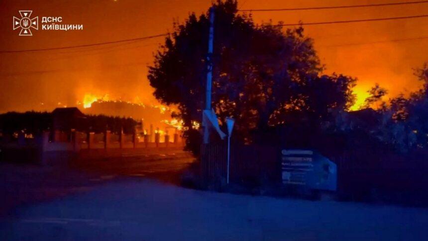 Ataque ruso cerca de Kyiv deja 37 muertos y fuego alcanza viviendas
