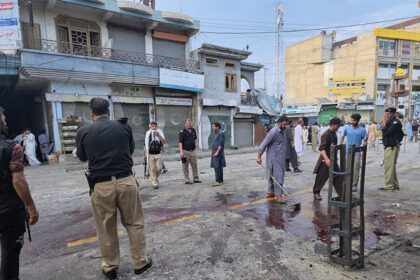 ataque suicida en pakistan durante marcha causa al menos 14 Ataque suicida en Pakistán durante marcha causa al menos 14 muertos