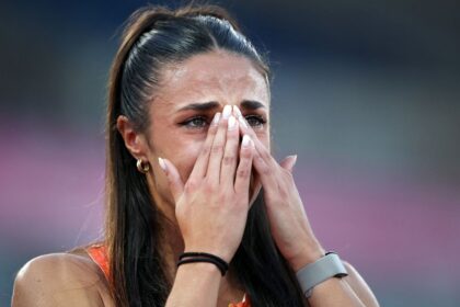 Atleta se lesiona en 200 metros y llora; reportero le brinda consuelo