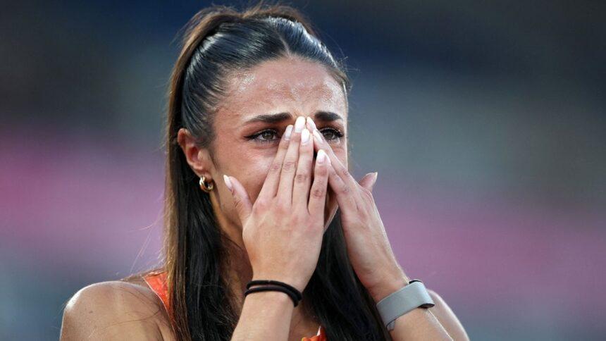 Atleta se lesiona en 200 metros y llora; reportero le brinda consuelo