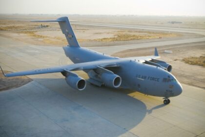 Avión militar estadounidense aterriza este martes en aeropuerto de Moscú