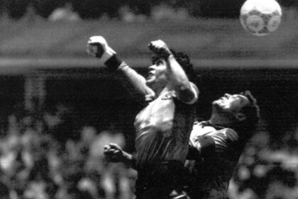 Balón de Maradona de ‘La Mano de Dios’ sale por 3.35 millones