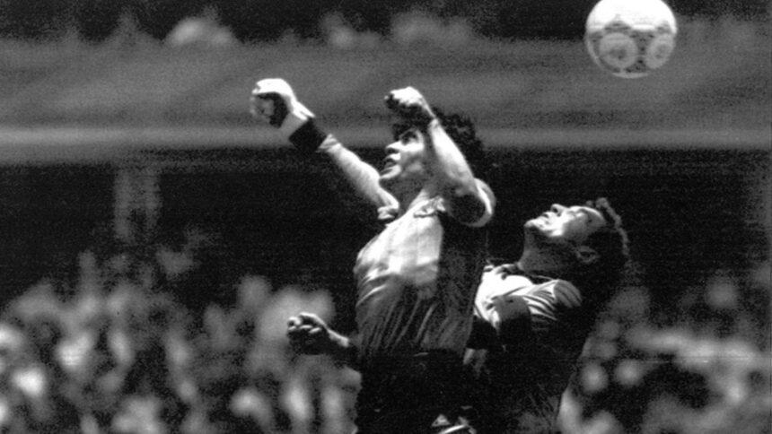 Balón de Maradona de ‘La Mano de Dios’ sale por 3.35 millones