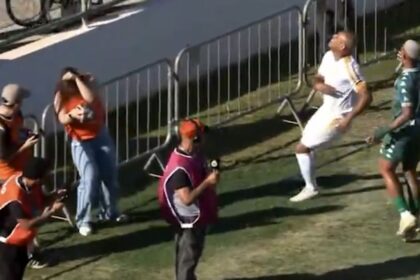 Balón golpea rostro de reportera tras patada de futbolista y provoca desmayo