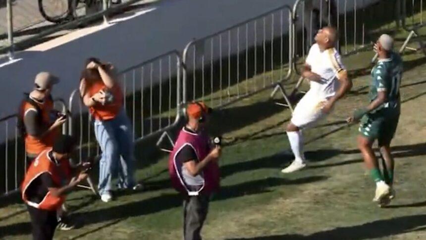 Balón golpea rostro de reportera tras patada de futbolista y provoca desmayo