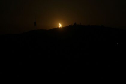 Barcelona femenil destaca en partido durante eclipse solar con aficionados protegidos