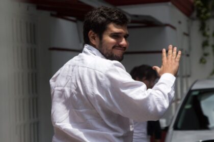 Bobby López Beltrán llega a Morena CDMX y se reúne con la 4T