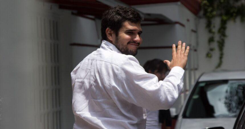 Bobby López Beltrán llega a Morena CDMX y se reúne con la 4T