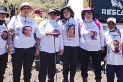 Buscadora acusa a agente de golpearla e intentar desenfundar su arma
