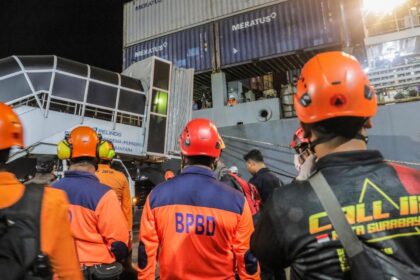 Búsqueda de 28 pasajeros tras incendio de ferry en Indonesia deja cinco muertos
