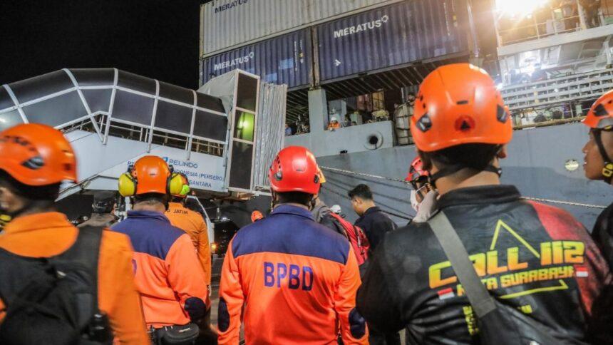 Búsqueda de 28 pasajeros tras incendio de ferry en Indonesia deja cinco muertos