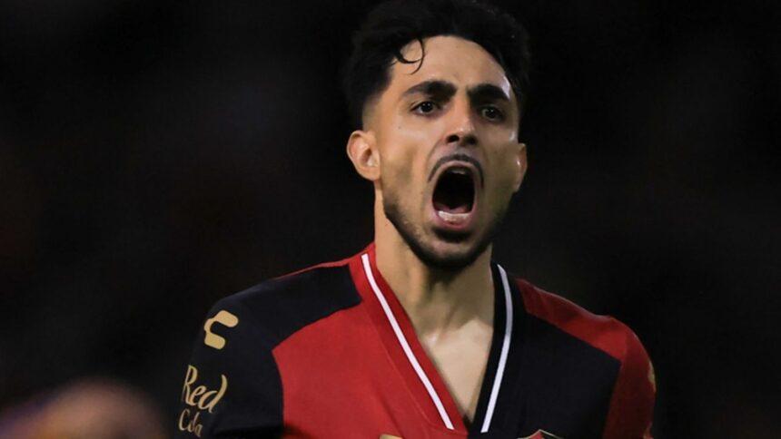 Camilo Vargas ataja penalti y Atlas vence a Tigres con 10 jugadores