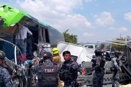 Camión de la Guardia Nacional choca con autobús en Chiapas; reportan un muerto y 16 heridos