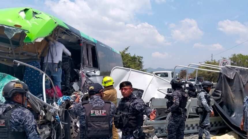 Camión de la Guardia Nacional choca con autobús en Chiapas; reportan un muerto y 16 heridos