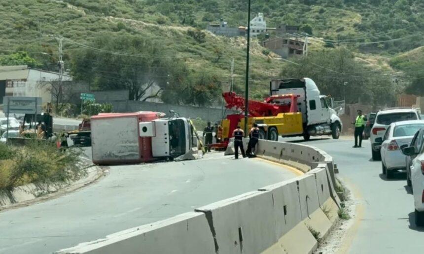 camion repartidor vuelca en curva de nuevo pantoja y afecta Camión repartidor vuelca en curva de Nuevo Pantoja y afecta Libramiento Manuel Zavala