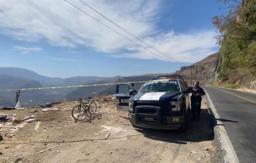 Carretera a Saltillo: muere adolescente tras derrapar en moto