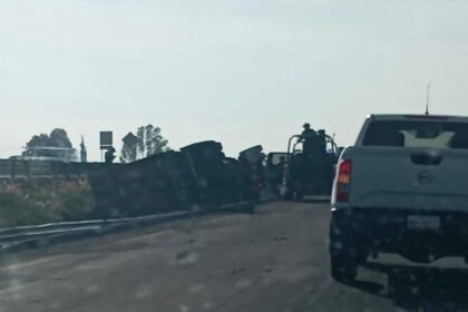 celaya vuelco de trailer en autopista queretaro crea congestion vial Celaya: Vuelco de tráiler en autopista Querétaro crea congestión vial